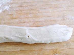 面团取出彻底排气，切出来的切口没有空隙最好。