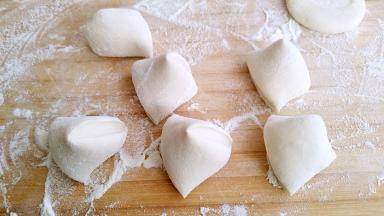 面团搓成长条，切成等量的剂子。