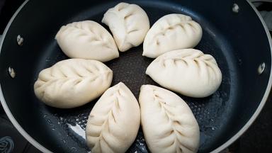 醒发的时间不确定，看包子鼓鼓的，比原先大1/3就可以，盖上锅盖小火煎。