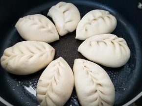 醒发的时间不确定，看包子鼓鼓的，比原先大1/3就可以，盖上锅盖小火煎。