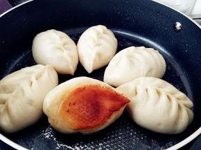 煎至水分收干就可以断火出锅。