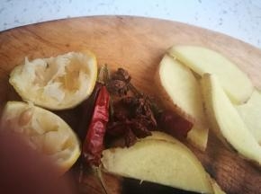 准备生姜片，八角，干红椒，柠檬