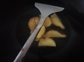 锅烧热，倒油，放入姜片，翻炒几下后，放入八角和干红椒，炒出香味，注意火候，辣椒八角不要炒糊了，辣椒八角可以提前过个水，然后擦干下锅不易糊