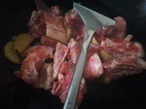 炒香后倒入排骨