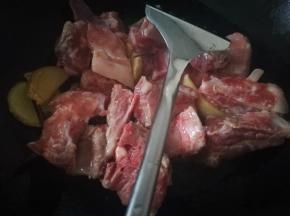 炒香后倒入排骨