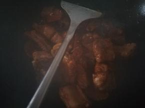 排骨炒到焦黄，放入生抽，老抽，香醋，料酒翻炒均匀