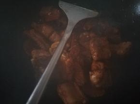排骨炒到焦黄，放入生抽，老抽，香醋，料酒翻炒均匀