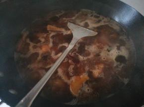 加入没过排骨的开水