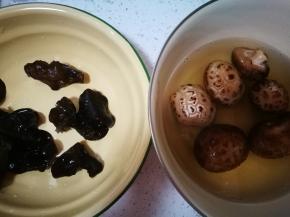 提前一晚浸泡的黑木耳和花菇