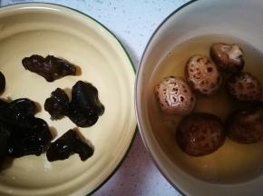 提前一晚浸泡的黑木耳和花菇