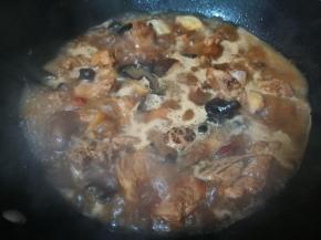 锅中的排骨炖了40分钟后，加入花菇黑木耳