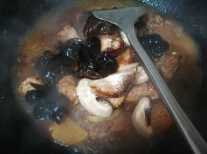 大火煮，不时翻炒下，大火煮5分钟加盐