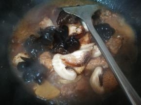 大火煮，不时翻炒下，大火煮5分钟加盐