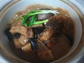 天冷，转到砂锅中，烧开，收汁，收到自己喜好的浓稠程度，放入一把葱段盖盖关火，利用余温焖就可以了