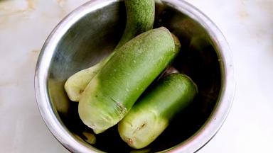 萝卜清洗干净，去掉根部。