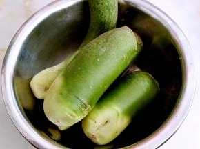 萝卜清洗干净，去掉根部。