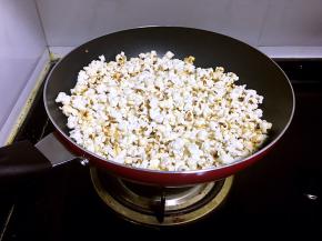 然后可以听到不断有迅速爆开的声音，当声音速度放慢了就可以离火了。冷几秒钟，不然里面还会不时有飞溅出来的爆米花，也可以让余热再把未爆的爆开，然后就可以开锅了。 