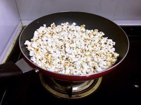 然后可以听到不断有迅速爆开的声音，当声音速度放慢了就可以离火了。冷几秒钟，不然里面还会不时有飞溅出来的爆米花，也可以让余热再把未爆的爆开，然后就可以开锅了。 