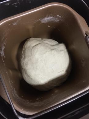 启动面包机和面程序20分钟，揉成光滑的面团！