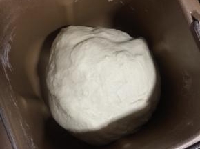 启动面包机和面程序20分钟，揉成光滑的面团！