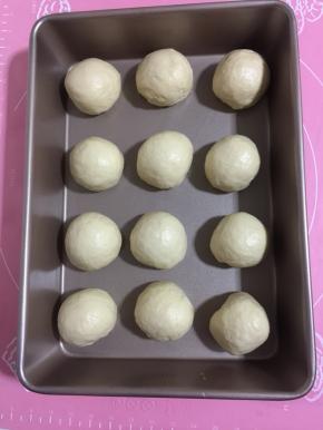 依次做好所有的面团，把面包生坯放在温暖湿润处进行二次发酵。
