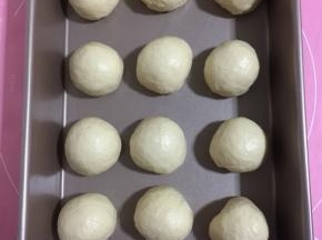 依次做好所有的面团，把面包生坯放在温暖湿润处进行二次发酵。
