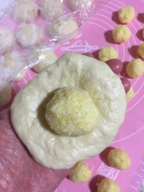 取一个面团按扁，放入椰蓉馅儿！捏严。