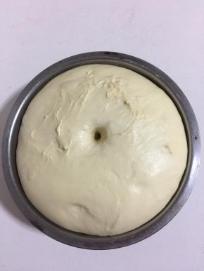 用手指戳一下，不回缩就说明发酵好了！