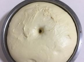 用手指戳一下，不回缩就说明发酵好了！