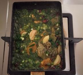 玉子烧倒入适量油，把腌制鱼的调料：八角，花椒，姜片，蒜头和葱花一起爆香，制成香油