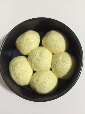 撒适量白芝麻装饰一下！