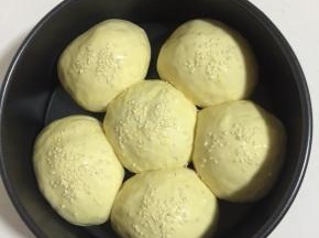 撒适量白芝麻装饰一下！