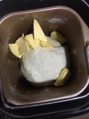 放入软化的黄油。