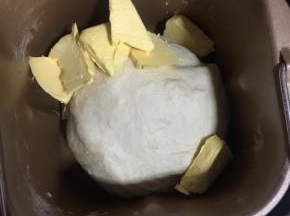 放入软化的黄油。