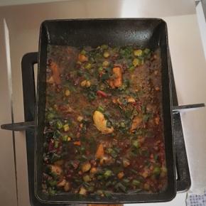 玉子烧再次热起来，放一勺麻辣香锅粉，把之前剩下的香油和香锅粉一起再次热一下，然后淋在烤好的罗非鱼上即可上桌了