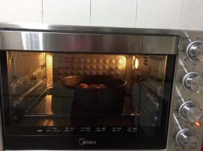 放入预热好的烤箱中层，上下火160度烤25分钟即可！随时观察面包表面变化，表面上色过重可以加盖锡纸。(我家人比较多，我做的是两盘的量，也可以节省电！烤第一盘的时候，可以把另外一盘放在冰箱冷藏，以免发酵过头！等待第一盘烤好了，再继续烤另外一盘！)
