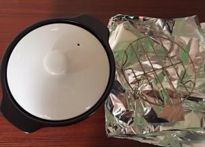 新品黑乐砂锅冲洗干净（不能泡洗），沥干，备好3张锡纸和一个烤架