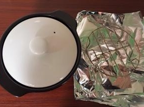 新品黑乐砂锅冲洗干净（不能泡洗），沥干，备好3张锡纸和一个烤架