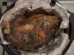 15分钟后用锅铲辅助翻面（太粗暴把鱼皮也铲掉了）继续大锅烤15分钟