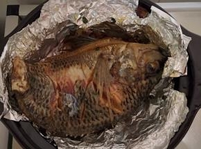 15分钟后用锅铲辅助翻面（太粗暴把鱼皮也铲掉了）继续大锅烤15分钟