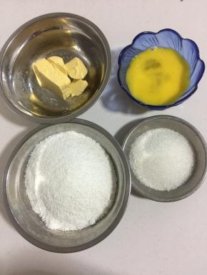 发酵面团的时候我们来准备馅儿料所需的材料:

椰蓉100克，黄油50克，鸡蛋液50克，白糖50克！