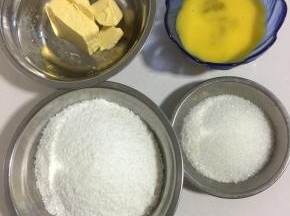 发酵面团的时候我们来准备馅儿料所需的材料:

椰蓉100克，黄油50克，鸡蛋液50克，白糖50克！