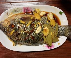 调味料除葱花，其他食材混合，把鱼放入调味料里腌制最少2小时（每个半小时记得翻面哦，这样腌制才均匀入味）