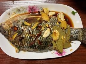 调味料除葱花，其他食材混合，把鱼放入调味料里腌制最少2小时（每个半小时记得翻面哦，这样腌制才均匀入味）
