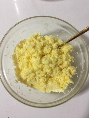 椰蓉、鸡蛋液、白糖、隔水融化放凉的黄油同入一碗，用勺子搅拌均匀！