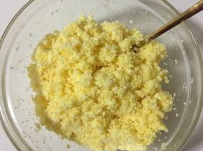 椰蓉、鸡蛋液、白糖、隔水融化放凉的黄油同入一碗，用勺子搅拌均匀！