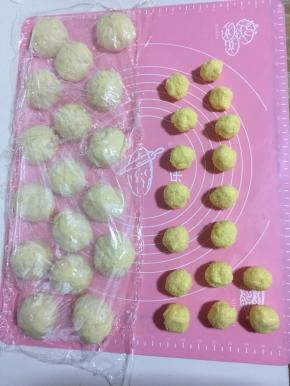 将椰蓉称重分成17等份，用手捏成团不散就可以了！（大约每个14.4克左右！）