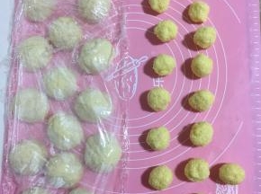 将椰蓉称重分成17等份，用手捏成团不散就可以了！（大约每个14.4克左右！）