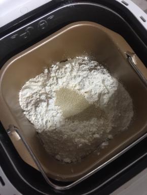 把除黄油外的所有材料全部放入面包机内桶中！