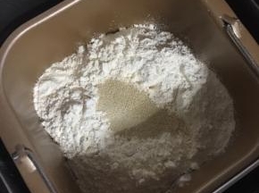 把除黄油外的所有材料全部放入面包机内桶中！
